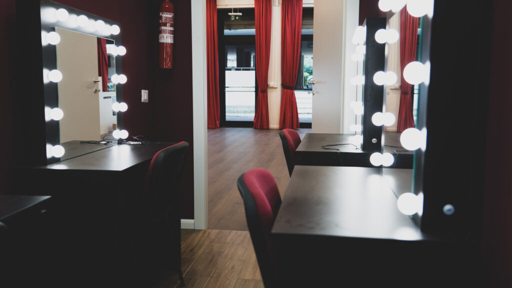 Il camerino del Teatro degli Audaci Off con gli specchi illuminati