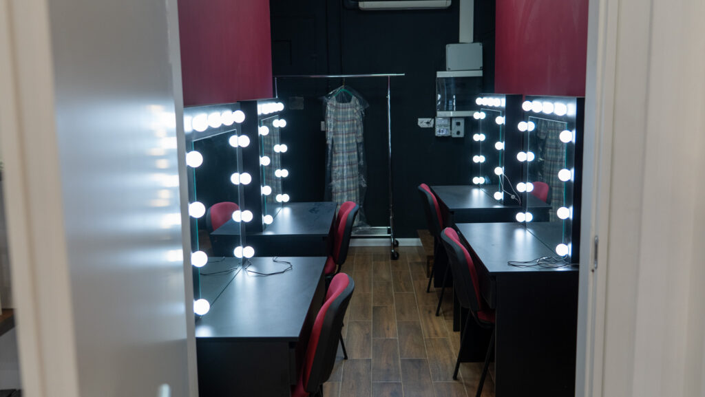Le postazioni trucco del camerino del Teatro degli Audaci Off