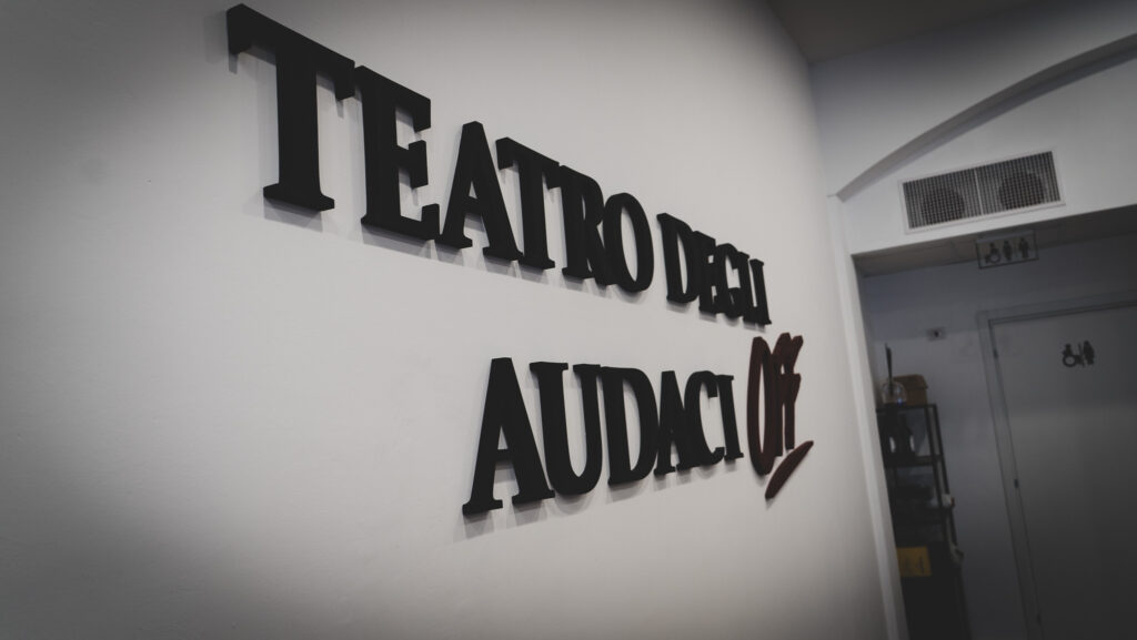 L’insegna in rilievo Teatro degli Audaci OFF nel foyer del teatro