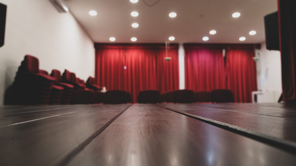 La sala del Teatro degli Audaci Off vista dal livello della platea
